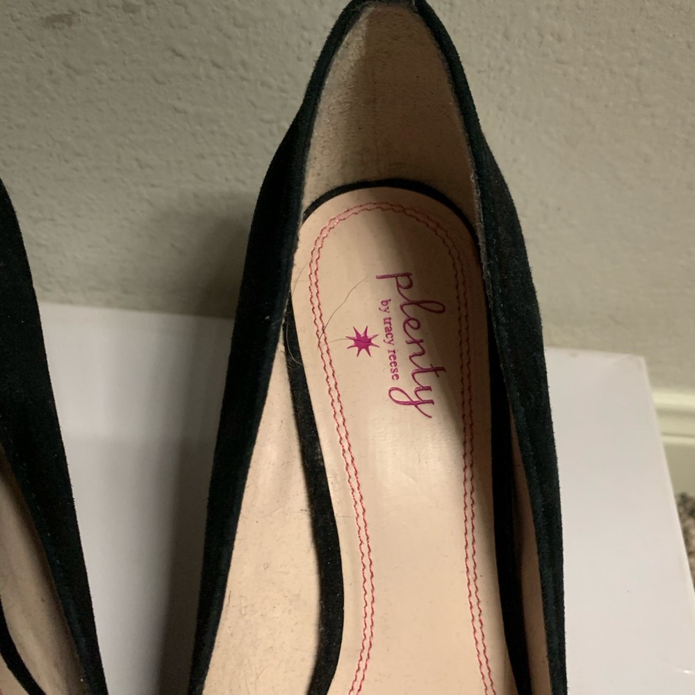 Black Pumps - Picture 2 of 5